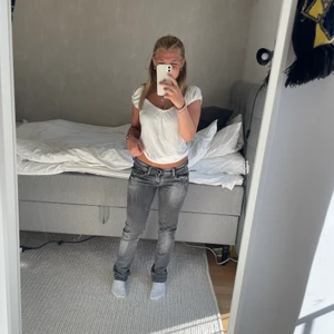 Levis jeans gråa - Säljer dessa gråa lewis jeans,571, med liten utsvängning vid vaderna. Se bild 1 och 3 för ett litet hål på ena benet. Passar mig som har storlek s, är 158 cm lång och är lite för långa men går att vika upp. Budgivning vid stort intresse. 300+frakt 