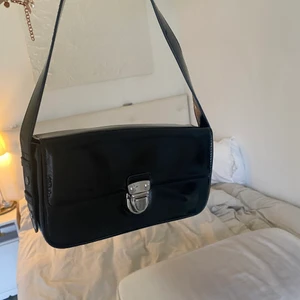 Svart väska  - Super fin svart väska, köpt på second hand. 