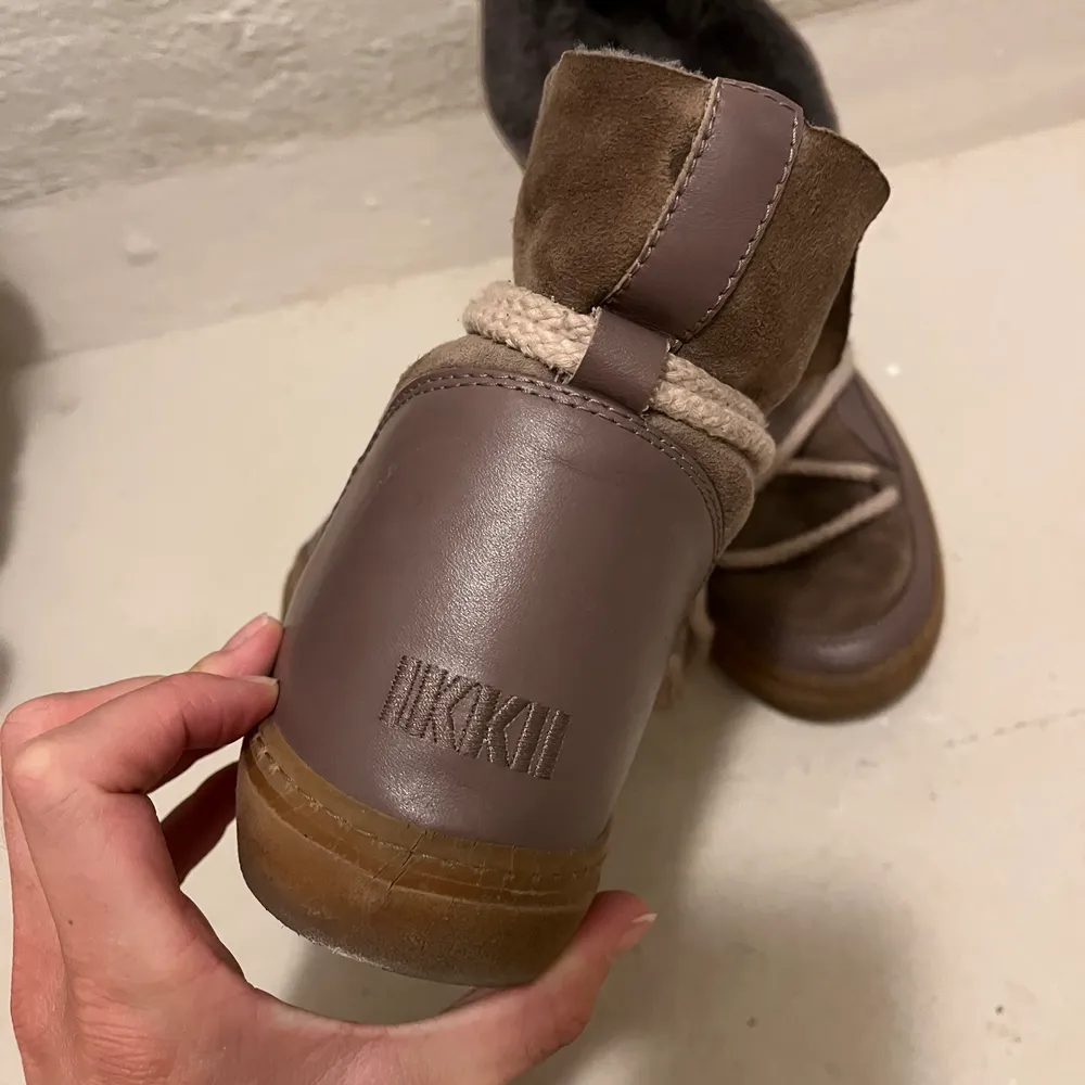 Inuikii skor inköpta för två år sedan. Används sparsamt under en säsong och har inga fläckar eller är trasiga. Nypris runt 2000 kr säljer för 500 eller högsta bud 🫧✨🫶🏻. Skor.