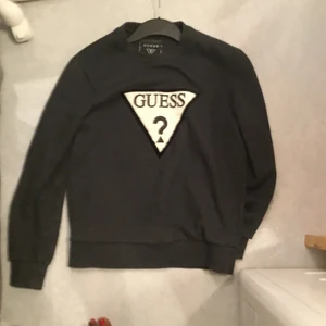 Guess unisex tröja  - I mycket bra skick och passar till båda kön 
