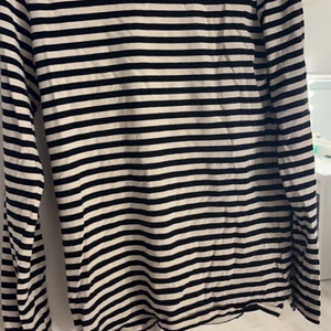 randig  - säljer min randiga vita&svarta långärmad från HM! då det inte är min stil längre!