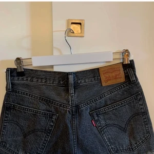 Levis shorts - Säljer dessa oanvända Levis shorts då de inte kommer till användning, köpta här på Plick men ej använda av mig och inget som syns från henne heller 