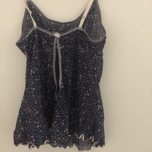 Gulligt linne str s - Supergulligt linne med fina detaljer. Knappt använd! 