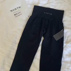 NVGTN Solid Seamless Leggings - Oanvända (endast provade) svarta NVGTN träningstights i storlek S. Nypris 6`09kr. Säljer pga. snäppet för stretchiga på mig och orkar inte genomgå deras krångliga returprocess. 