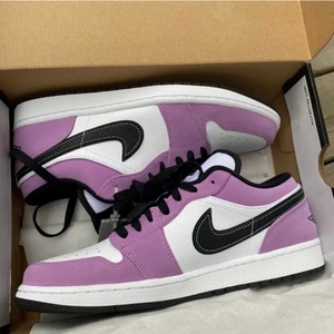 Nike air Jordan low - Nike air Jordans low, violet shock säljes då jag köpte helt fel storlek.   Skorna kommer i orginalkartong med ”tagen” kvar. Helt oanvända.  Nypris 1500kr Lägg ett bud vid intresse