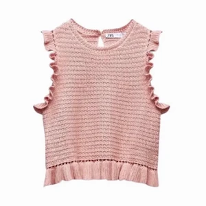 Virkad Zara topp i strl S - Säljer denna fina rosa💗 virkade toppen från Zara då den ej kommer till användning. Den är i helt nytt skick och jag har aldrig använt den. Kom privat vid intresse eller om ni har några frågor.💕