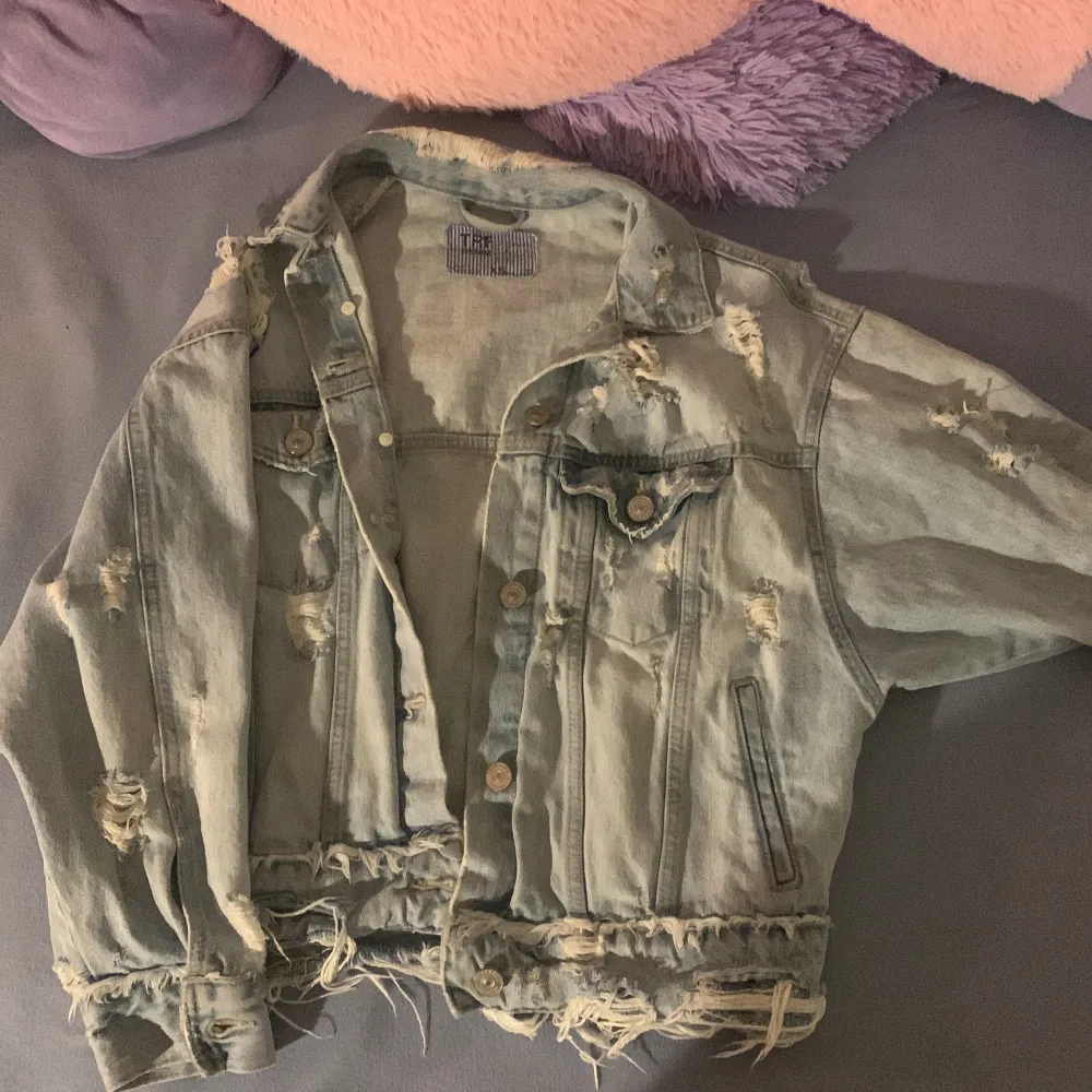 light wash distressed jeansjacka köpt för ett tag sedan men har inte använt mycket.  bra jeansmaterial, be om bilder på. Jackor.