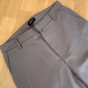 Bruna läderbyxor  - - Bruna läderbyxor från Lindex  - storlek 38  - använda få gånger  - I oanvänt skick. Inga märken eller skador 