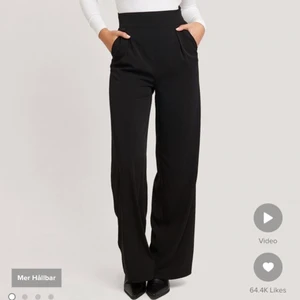 Vida kostymbyxor  - Jag säljer nu mina favoritbyxor efter att jag tvingats inse att dom blivit för små… Hög midja med vida och långa ben. Storlek 32. Nypris 539kr, väl använda men i fint skick! Köparen står för frakten ☺️