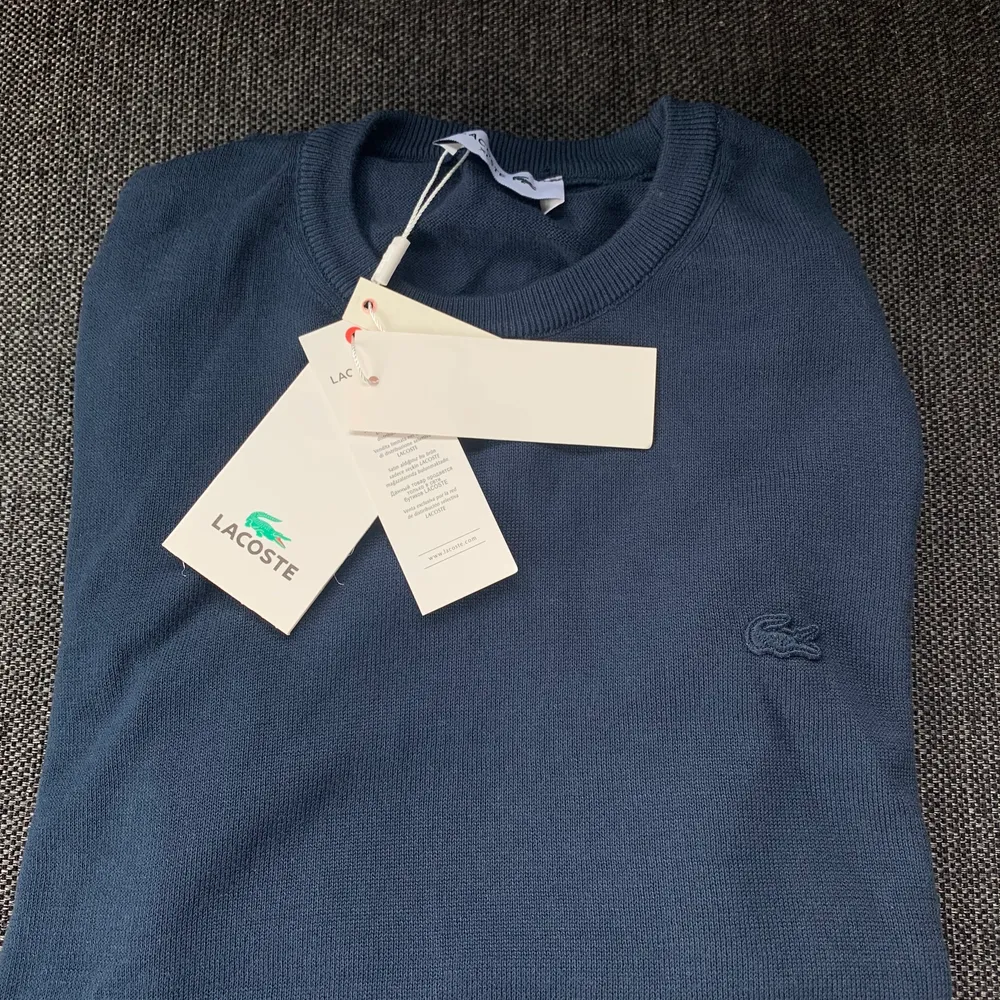 Säljer en helt ny marinblå Lacoste sweatshirt.. Tröjor & Koftor.