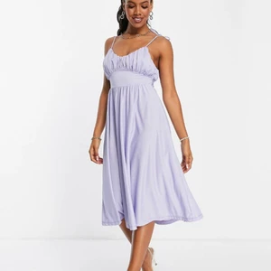 Lila klänning  - Säljer denna sommarklänning från ASOS, aldrig använd och slutsåld på hemsidan. Fin lila färg och går under knäna på mig som är 164cm. Köparen står för frakt ☺️