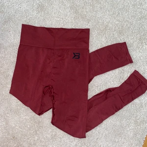 Better Bodies Rockaway tights - Ett par vinröda tights från Better Bodies i storlek S. Tightsen är väldigt stretchiga så de passar strl M också. Jättesköna och bra passform 💕 använt några gånger men är i ett väldigt bra skick! 