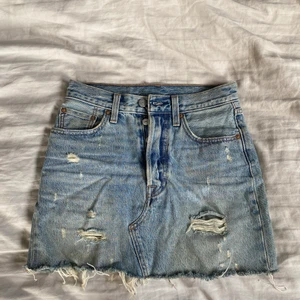 Levis  - Levis jeanskjol! Älskar den men den är tyvärr för liten. Den är köpt för cirka 800kr men jag säljer den för 400kr