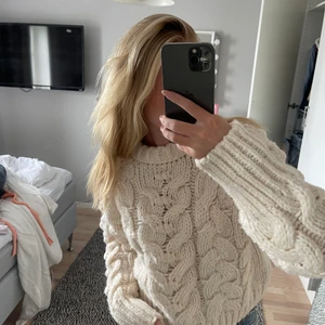 Vit stickad tröja  - Jag säljer min vita stickade tröja från Zara pågrund av att den inte kommer till användning. Fått i julklapp men har knappt används. Den är i storleken s, men skulle passa en Xs och en M. Köpt för 399💓