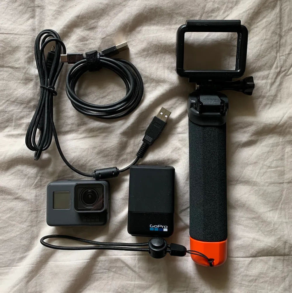 GoPro Hero 5. Använd 2ggr så princip helt ny. Extra batteri, laddarsladd, selfiepinne ingår i priset.. Övrigt.