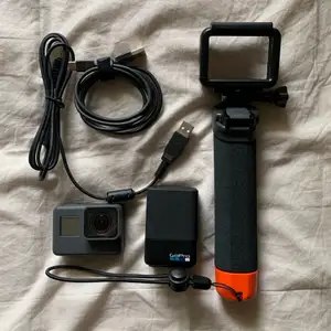 GoPro Hero 5. Använd 2ggr så princip helt ny. Extra batteri, laddarsladd, selfiepinne ingår i priset.