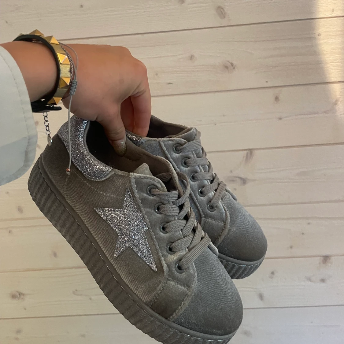 Grå skor