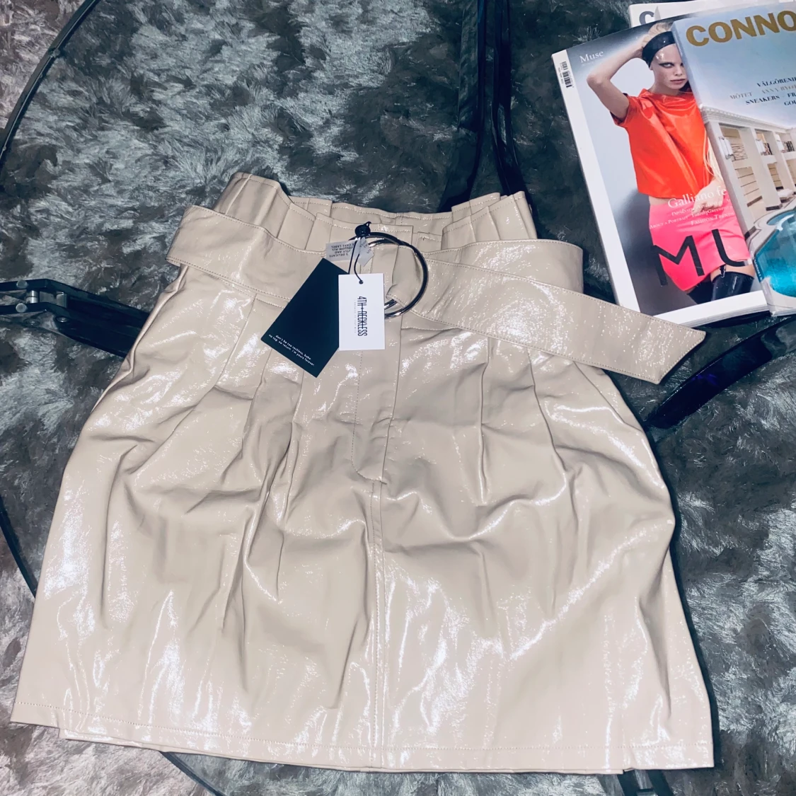 Kjol blank nude/beige färg.