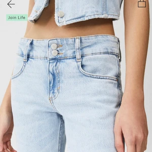 Lågmidjade jeans - Ljusblåa lågmidjade jeans från Pull and Bear. Skitsnygga men var tyvärr för små för mig och hann inte skicka tillbaka dem