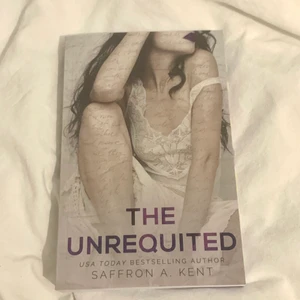 Romance Book - Perfekt bok för booktok fans; är en  teacher/student college romance, agegap med stalker vibes 🥵  Speciellt perfekt för poesi älskare och Lana Del Rey fans!! Huvud tjejen är die hard lana stan💋  Helt ny och perfekt!  160kr+63kr frakt💋💋