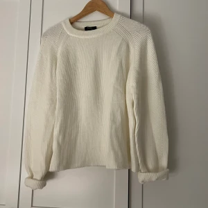Bershka tjocktröja  - Storlek S, vit tjocktröja