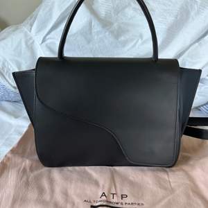 Säljer denna väskan i svart läder från ATP atelier i modellen Arezzo. Väskan är i mycket bra skick och är varsamt använd, har endast några tunna repor (som är oundvikligt vid användning). Dustbag medföljer. Nypris 4500kr