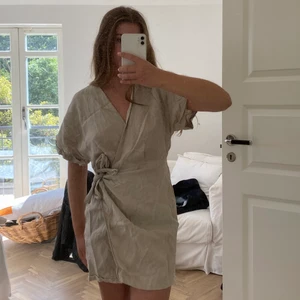 Klänning ifrån & other stories  - Omlott klänning ifrån & other stories. Köparen står för frakten