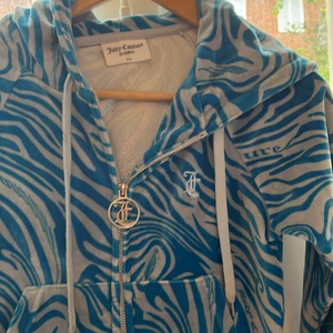 #juicy couture  - Jätte fin blå mönstrad äkta  juicy couture  kofta💙 använd några få gånger  