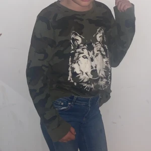 Tjocktröja, varg - En mjuk tjocktröja med varg på, fint skick och inte mycket använd