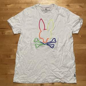 Vit psycho Bunny T-shirt. Plagget har använts 2-4 gånger. Möts upp i Stockholm city. Tar Swish 