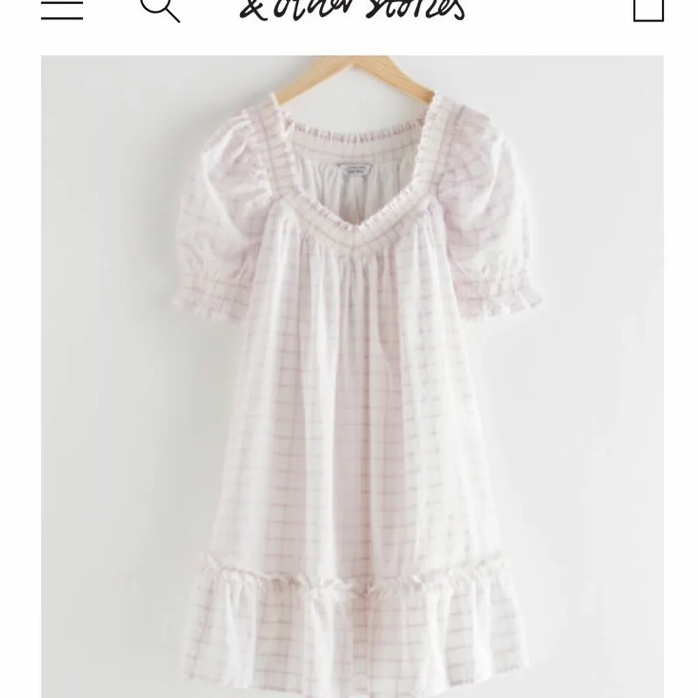 Köpt förra året, men har bara använt ett fåtal gånger! Designen är kort och går precis ovanför knäna. Älskar denna klänningen, men har tyvärr inte fått tillräckligt bra användning för den:( nypris: 850 kr. Klänningar.