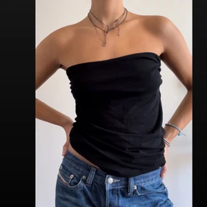 Offshoulder linne - Skitcoolt off-shoulder linne. Passar nog på alla storlekar, resor som håller uppe vid bysten!💯