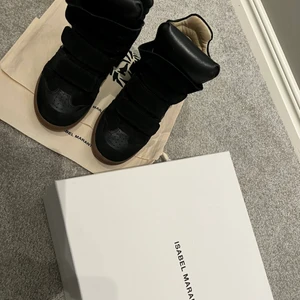 ISABEL MARANT  - INTRESSEKOLL på  mina älskade isabel marant skor som är SPARSAMT använda, de ser ut som nya. Köpta från miinto för ca 4900kr. box och dustbag medföljer. Svarar inte på skambud. Köp direkt för 2200, frakten tillkommer. 