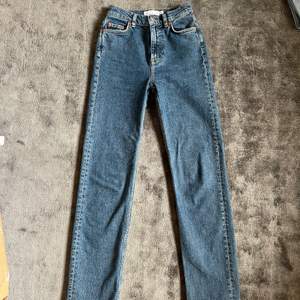 Mörkblå jeans från & other stories💗jeansen är i storlek 24 och har en medelhög midja💗