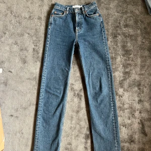 Straight jeans - Mörkblå jeans från & other stories💗jeansen är i storlek 24 och har en medelhög midja💗