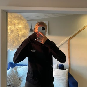 The north face hoodie  - Hooddie från the north face i fint skick! Säljer då den inte kommer till användning längre. 