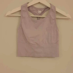 Tränings topp - Ljus lila lite croppad träningstopp i storlek xs-s ifrån Lager157. Aldrig använd och i bra skick😋👍