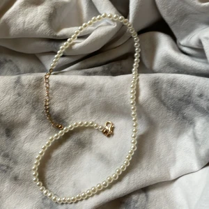 Halsband - Säljer detta jättefina halsband som tyvärr inte kommer till användning. Använt 1-2 gånger, men var inte riktigt min stil. OBS frakten beror på vad paketet väger!!