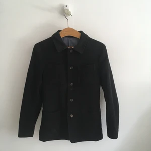 Massimo Dutti rock, svart, storlek S - Svart rock från Massimo Dutti i storlek small. Köpt i butik i Sturegallerian för några år sedan. Gott skick.