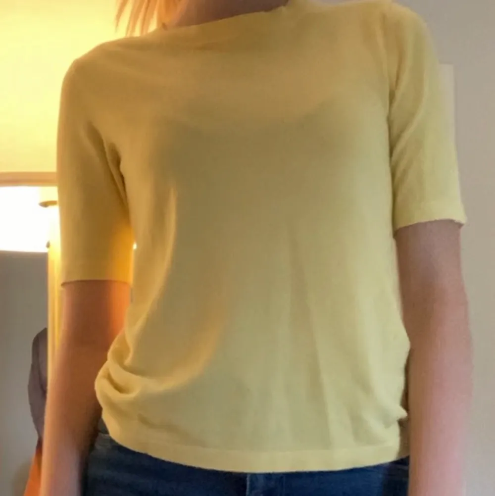 Så snygg stickad T-shirt från zara❣️Varm gul färg som är skitsnygg till våren💐❤️ Säljer då den inte kommer till användning . Stickat.
