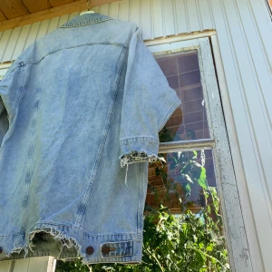 Oversized jeansjacka  - Jenasjacka med slitna detaljer. Använd vid ett fåtal tillfällen och är i mycket fint skick.  