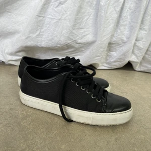 Axel Arigato Sneakers - Skor från Axel Arigato i storlek 39, nästan aldrig använda. Inget slitage! Möts upp i Stockholm eller skickar 🧡