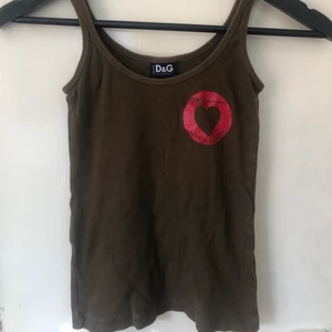 Dolce Gabbana topp - Köpte vintage. Brun och precis till midjan så den sitter perfekt om du är i storlek XS. Ribbad!