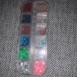 Nagel glitter och stenar  - Jätte fina färger . Frakten e inräknad i priset 