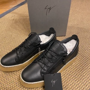 Giuseppe Zanotti Strl 43 - Tjenare säljer mina Limited Edtion Giusseppe Zanotti skor. Använda Endast ett Ex antal gånger . Box och dustbag mm medföljer . Pris kan diskuteras  För mer bilder hör av dig!  Original Pris: Cirka 8 tusen!.