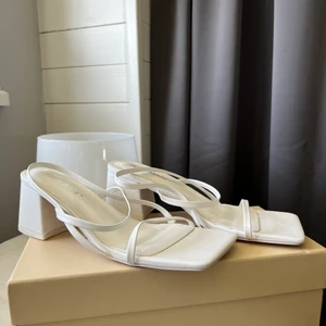 Klackar  - Ett par ursnygga fyrkantiga klackar från Nelly som para testats på men aldrig använts. Nypris 350kr, mitt pris 140kr👠