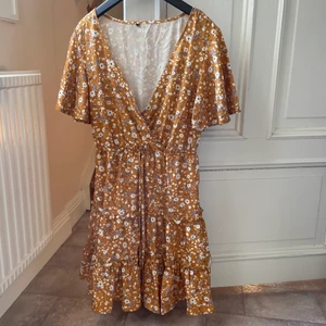 Sommar klänning  - Säljer en sommarklänning som jag har köpt på Plick, säljer pga fel storlek. I väldigt fint skick och köpare står för frakt.