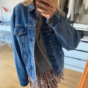Levis jeansjacka - Jeansjacka från Levis, ej fått användning för den. Superfin höstfärg🙏 Strl S, herrstorlek, är 161 o lite stor på mig. Köpt för 600kr på tradera men är i fint skick. 300kr + 80kr frakt