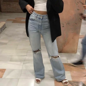 Vida slitna Zara jeans  - Helt nya, använda 1 gång vida jeans med knä slitningar från Zara. Långa i benen.  Strlk 38