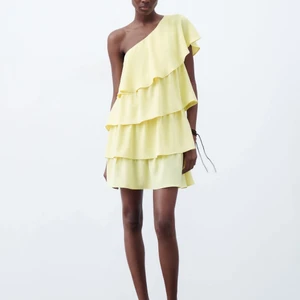 Zara miniklänning - Säljer min slutsålda klänning från zara, helt oanvänd med prislapp kvar! Skriv för egna bilder!!